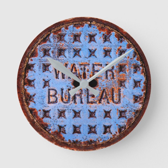 Water Manhole Cover. Rustic. California Runde Wanduhr (Vorderseite)