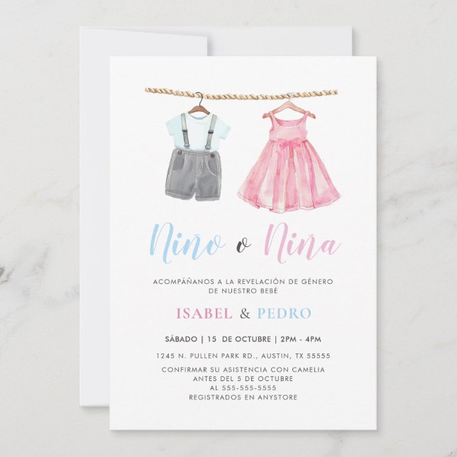 Watercolor Baby Clothes Spanisch Gender Reveal Einladung (Vorderseite)