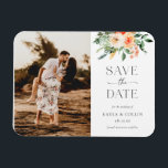 Watercolor Florals Wedding Foto Save the Date Magnet<br><div class="desc">Dieses elegante Save the Date mit rosa,  pickigem Blumenmuster ist der ideale Ort,  um Familie und Freunde Save the Date fragen! Klicken Sie auf die Schaltfläche "Bearbeiten mit dem Entwurfstool",  um die Textfarben,  die Hintergrundfarbe und vieles mehr zu bearbeiten.</div>
