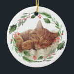 Watercolor Greenery Wreath Christmas Cat Foto Keramik Ornament<br><div class="desc">Fügen Sie Ihrem Weihnachtsbaum einen personalisierten Akzent mit diesem Foto Weihnachtsschmuck hinzu. Es zeigt Aquarellbilder von Grünpflanzen,  Heiligenbäumen und Beeren. Personalisieren Sie diese,  indem Sie Ihr Foto,  Ihren Namen und Ihr Datum hinzufügen. Dieses Foto Kranz-Ornament wird auch als Weihnachtsgeschenk perfekt.</div>
