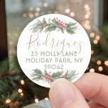 Watercolor Holly Christmas Return Address Label Runder Aufkleber<br><div class="desc">Fügen Sie den Holiday Grußkarten oder Einladungen eine elegante Touch mit diesen kunstvollen Aquarell-Rücksendeadressen-Aufklebern hinzu. Das Design zeichnet sich durch rustikale,  Vintage,  heilige Äste und Beeren aus und zeichnet sich durch eine stilvolle Goldskripttypografie auf einem weißen Hintergrund aus. Frohe Weihnachten! Gold wird in nichtmetallischer Farbe gedruckt,  nicht in Folie.</div>