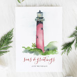 Watercolor Lighthouse Beach Weihnachtskarte Feiertagskarte<br><div class="desc">Diese einfache Urlaubskarte zeigt eine Nachbildung meines originalen handbemalten Aquarells Jupiter, des Leuchtturms von Florida mit einer Garage aus Grün und roten Beeren auf einem knusprigen weißen Hintergrund. Die Wörter Seas und Greetings sind Set in einer modernen Schriftzeichen-Typografie. Personalisieren Sie, wie Sie wollen. Diese Weihnachtskarte im Küstenstil verwandelt sich in...</div>