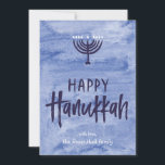 Watercolor Menorah Chanukka flache Foto-Karte Feiertagskarte<br><div class="desc">Eine Wäsche der wässrigen blauen Aufschläge als subtiler Hintergrund für eine strukturierte menorah Illustration und inky, Hand-mit Buchstaben gekennzeichneten glücklichen einen Chanukka-Text. Vergessen Sie nicht, diese ZweiFoto Feiertagskarte mit Ihren eigenen Fotos und Namenstext zu personifizieren. Fügen Sie Ihre eigene spezielle Touch mit "besonders anfertigen es" Wahlen und ändern alles von...</div>