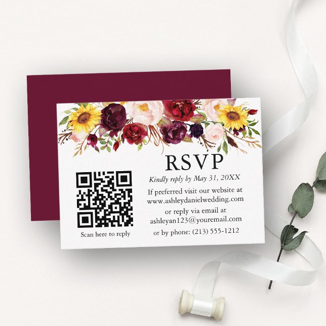 Watercolor Mixed Floral Burgund QR Wedding RSVP Begleitkarte (Customize to change text color, text style or color of back of card.)