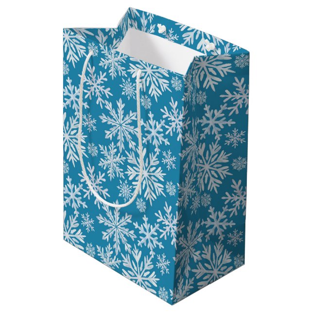 Watercolor Snowflakes Pattern Mittlere Geschenktüte (Rückseite Schrägansicht)