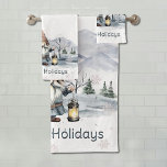 Watercolor Winter Christmas Gnome Badhandtuch Set<br><div class="desc">Verwöhnen Sie sich mit dem winterlichen Charme dieses wunderschönen Watercolor Winter Weihnachtsbadehandtuch-Set. Mit einer Aquarellfarben-Winterszene mit einem fröhlichen Weihnachtsgnom, das eine glühende Laterne trägt, bringt dieses Design die ruhige Schönheit schneebedeckter Kiefern, Wintergebirge und fallender Schneeflocken direkt in Ihr Bad. Mit dem festlichen Satz "Happiest Holidays" in spielerischer festlicher Typografie angereichert,...</div>