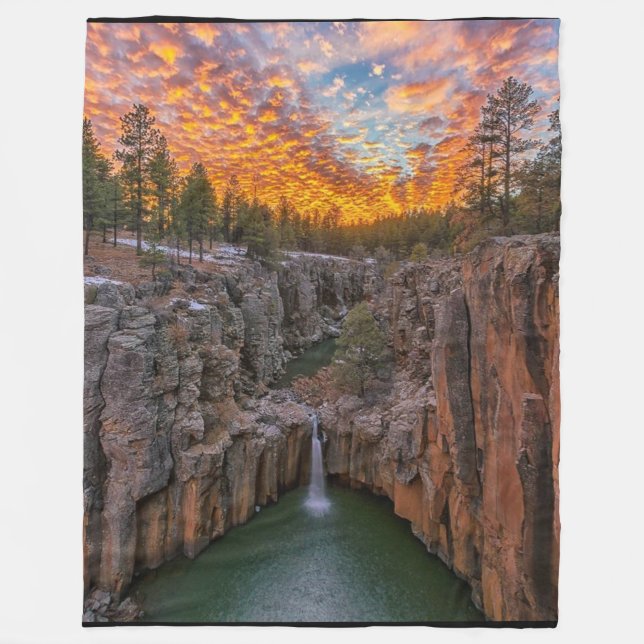 WATERFALL at SUNSET Fleecedecke (Vorderseite)