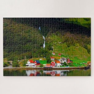 Waterfall im norwegischen Fjord Skandinavien.