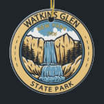 Watkins Glen Staat Park New York Abzeichen Vintag Keramik Ornament<br><div class="desc">Watkins Glen Staat Park Illustration. Der Park liegt im Dorf Watkins Glen,  südlich des Seneca Sees im Schuyler Landkreis in der Region der Finger-Seen in New York.</div>