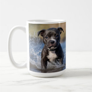 "Wave Chaser: Ein besonnener Welpe beim Spielen im Kaffeetasse