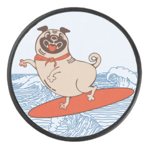 Wave reitet Hund auf Surfbrett mit Happy Mops Eishockey Puck