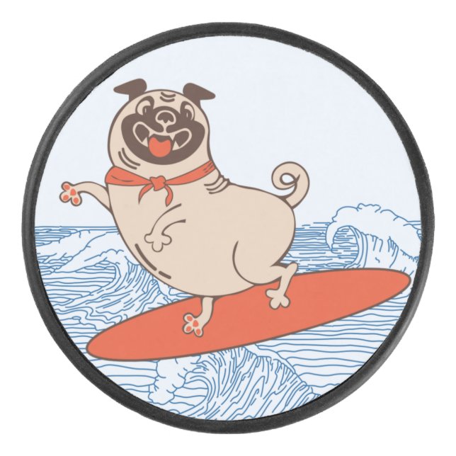 Wave reitet Hund auf Surfbrett mit Happy Mops Eishockey Puck (Vorderseite)
