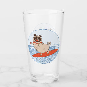 Wave reitet Hund auf Surfbrett mit Happy Mops Glas