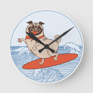 Wave reitet Hund auf Surfbrett mit Happy Mops Runde Wanduhr