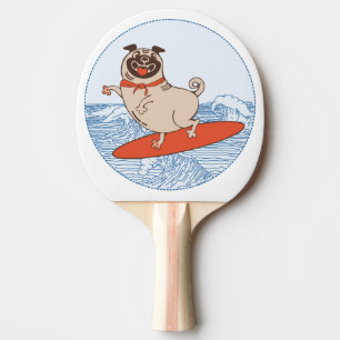 Wave reitet Hund auf Surfbrett mit Happy Mops Tischtennis Schläger