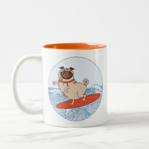 Wave reitet Hund auf Surfbrett mit Happy Mops Zweifarbige Tasse