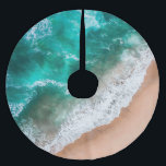 Waves am Sandy Beach Polyester Weihnachtsbaumdecke<br><div class="desc">Hübsche blaue Wellenreiter gegen Sandstrand</div>