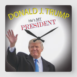 Waving Trump He's MY President Quadratische Wanduhr