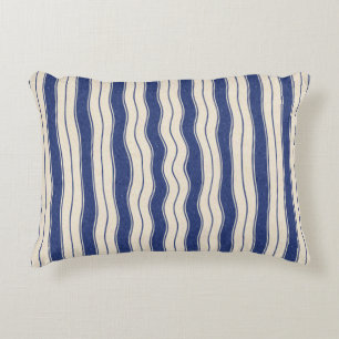 Wavy Blue und White Stripes Dekokissen
