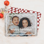 Wavy Border Modern Retro Weihnachts-Foto Feiertagskarte<br><div class="desc">Diese Urlaubskarte zeigt Ihr Lieblings-Foto, gerahmt von einem fetten, welligen weißen Rand. "Happy Holiday" ist in verspielter Typografie geschrieben, mit Ihrem Familiennamen unten in niedlicher Schrift. Der Rücken zeigt ein lustiges, rückwärts gewölbtes Muster. Diese Karte ist perfekt, um Ihren Urlaub mit Freunden und Familie zu teilen. Sie verbindet kühnes Ambiente...</div>