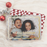 Wavy Border Modern Retro Weihnachts-Foto Folien Feiertagskarte<br><div class="desc">Geben Sie Ihren Weihnachtskarten ein Glanzlicht mit Goldfolie, Silber oder Rose! Diese Urlaubsfolienkarte zeigt Ihr liebstes Foto, gerahmt durch eine fette, wellige Folie. "Happy Holidays" auf Foil gepresst, ist in verspielter Typografie geschrieben, mit dem Familiennamen unten in niedlicher Schrift. Der Rücken zeigt ein lustiges, rückwärts gewölbtes Muster. Diese Karte ist...</div>