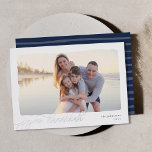Wavy | Einfaches horizontales Foto Hanukkah Folien Feiertagskarte<br><div class="desc">Elegante und schlichte Hanukkah-Fotokarte umrahmt ein horizontal oder landschaftlich orientiertes Foto mit einem gewölbten Deckenrand auf einem knusprigen,  weißen Hintergrund. "Joyous Hanukkah" erscheint am unteren links in modernen Silber-Folie-Kalligraphie-Skript,  mit Ihrem Familiennamen und das Jahr rechts. Eine einfache und schicke Wahl für Ihre Hanukkah 2022 Grüße.</div>