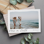 Wavy | Einfaches Horizontales Weltfrieden-Foto Feiertagskarte<br><div class="desc">Elegante und schlichte Urlaubsfotokarte umrahmt ein horizontal oder landschaftlich orientiertes Foto mit einem gewölbten Deckenrand auf einem knusprigen,  weißen Hintergrund. "Weltfrieden" erscheint im unteren verlassen in der modernen Kalligraphie-Skript,  mit Ihrem Familiennamen und dem Jahr rechts. Eine einfache und schicke Wahl für Ihre Weihnachten 2021 Grüße.</div>