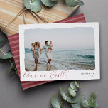 Wavy | Einfaches Horizontales Weltfrieden-Foto Feiertagskarte<br><div class="desc">Elegante und schlichte Urlaubsfotokarte umrahmt ein horizontal oder landschaftlich orientiertes Foto mit einem gewölbten Deckenrand auf einem knusprigen,  weißen Hintergrund. "Weltfrieden" erscheint im unteren verlassen in der modernen Kalligraphie-Skript,  mit Ihrem Familiennamen und dem Jahr rechts. Eine einfache und schicke Wahl für Ihre Weihnachten 2021 Grüße.</div>