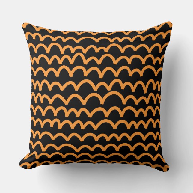 Wavy Pattern - Light Orange auf Black Kissen (Vorderseite)