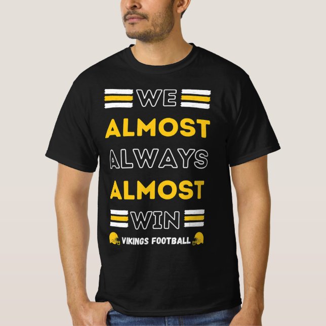 We Almost Always Almost Win  Vikings Football Spor T-Shirt (Vorderseite)