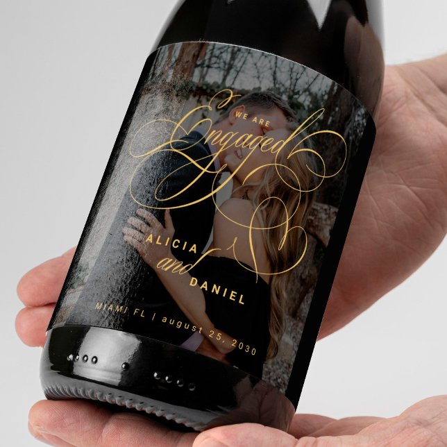 We are engaged gold script photo engagement party weinetikett (Von Creator hochgeladen)