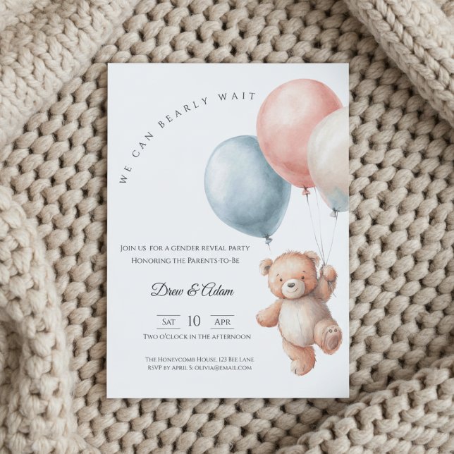 We Can Bearly Wait Bear Balloons Gender Reveal Einladung (Gender reveal invitation with teddy bear and balloons on cozy beige chunky knit blanket)