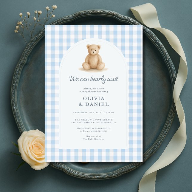 We Can Bearly Wait Blue Gingham Baby Shower Einladung (Von Creator hochgeladen)