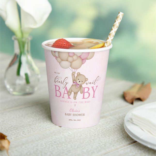 We Can Bearly Wait Pink Baby Shower Pappbecher (In Situ)