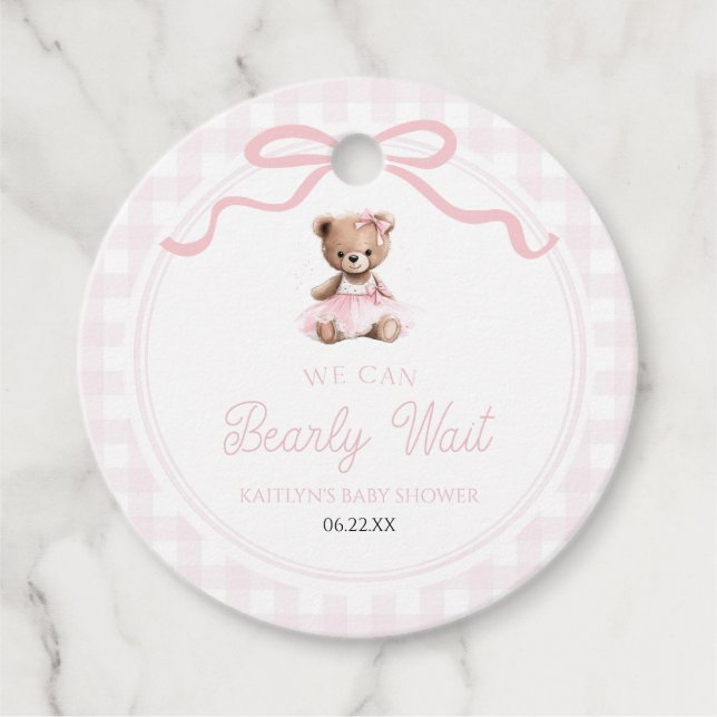 We Can Bearly Wait Pink Teddy Bear Baby Shower Geschenkanhänger (Vorderseite)