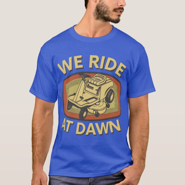 We Ride At Dawn Lawn Mower gift for dad funny mens T-Shirt (Vorderseite)
