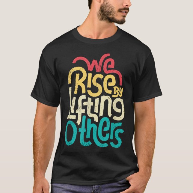 We Rise By Lifting Others - Motivational Insration T-Shirt (Vorderseite)