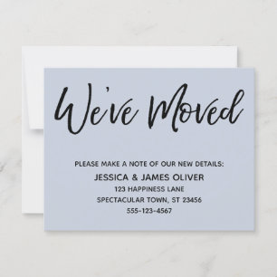 "We ve Moved" Moderne Handschrift Dusty Blue Card Einladung
