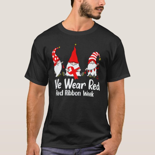 We Wear Red For Red Ribbon Week Awareness Gnome Sq T-Shirt (Vorderseite)