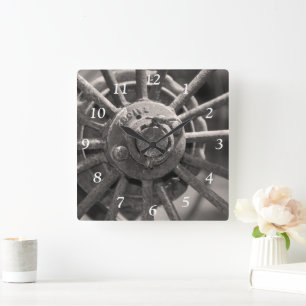 Weathered Antique Wagon Wheel Quadratische Wanduhr