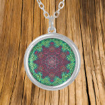 Weave Mandala Green Blue und Red Versilberte Kette<br><div class="desc">Diese trendige Mandala ist grün,  blau und rot in einem Korbflechtstil. Psychedelische Visuals für den modernen Hippie oder für alle,  die Lieben groovy Farben.</div>