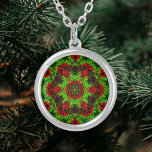 Weave Mandala Green und Red Versilberte Kette<br><div class="desc">Diese trendige Mandala besticht durch festliches Grün und Rot in einem Korbflechtstil. Psychedelische Visuals für den modernen Hippie oder für alle,  die Lieben groovy Farben.</div>