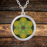 Weave Mandala Green Yellow und Red Versilberte Kette<br><div class="desc">Diese trendige Mandala ist gelb,  grün und rot in einem Korbflechtstil. Psychedelische Visuals für den modernen Hippie oder für alle,  die Lieben groovy Farben.</div>