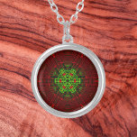 Weave Mandala Red und Green Versilberte Kette<br><div class="desc">Diese trendige Mandala besticht durch Rot und Grün in einem Korbflechtstil. Psychedelische Visuals für den modernen Hippie oder für alle,  die Lieben groovy Farben.</div>