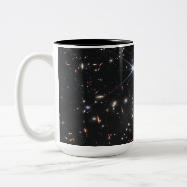 WebbS erste tiefe Feldansicht des Universums Zweifarbige Tasse (Links)