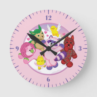 Webkinz Haustiere im Hintergrund einer Valentinisc Runde Wanduhr