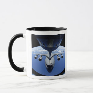 Wechselstrom - 17 Globemaster III empfängt Tasse