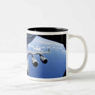 Wechselstrom - 17 Globemaster III empfängt Zweifarbige Tasse