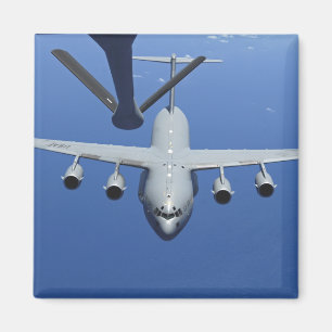 Wechselstrom - 17 Globemaster III nähert sich dem Magnet