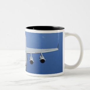 Wechselstrom - 17 Globemaster III nähert sich dem Zweifarbige Tasse